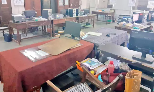 நெல்லை மாவட்டத்தில் வருவாய் துறை அலுவலர்கள் போராட்டம்