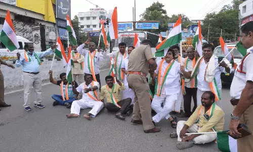 காங்கிரஸ் கட்சியினர் மறியல்