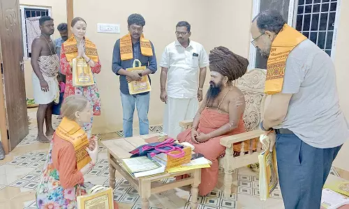 திருக்கடையூர் அமிர்தகடேஸ்வரர் கோவிலுக்கு வெளிநாட்டு தம்பதிகள் வருகை