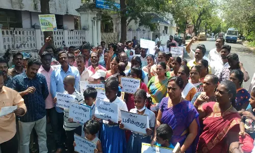 ரேஷன் கடையை திறக்க வலியுறுத்திகலெக்டர் அலுவலகத்தை முற்றுகையிட முயன்ற ரேஷன் கடை ஊழியர்கள் குடும்பத்தோடு கைது