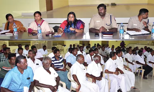 ஜேடர்பாளையத்தில் அடுத்தடுத்து தீ வைப்பு:இருதரப்பினர் இடையே கலெக்டர், எஸ்.பி. அமைதி பேச்சுவார்த்தை