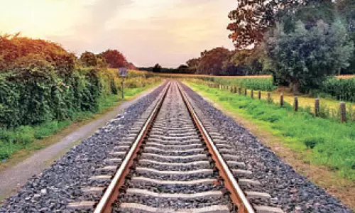 ஈங்கூர் ரெயில்நிலையத்தில் இருந்து பெருந்துறை சிப்காட் வளாகத்திற்கு தண்டவாளம் அமைக்க வேண்டும்