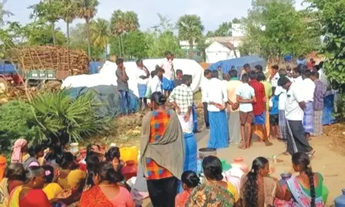 குடிநீர் கேட்டு காலி குடங்களுடன் பொதுமக்கள் சாலை மறியல்