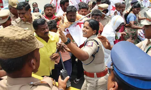 டாஸ்மாக் கடை முன்பு திடீர் போராட்டம்