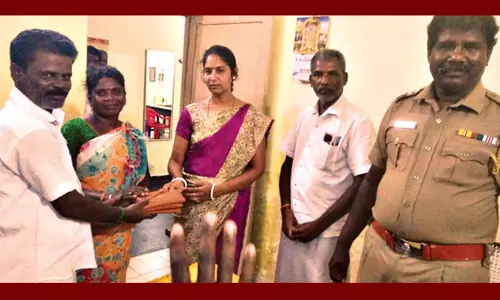 பெண் தவறவிட்ட பணத்தை ஒப்படைத்த தம்பதி