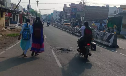 ரோட்டின் நடுவே ஏற்பட்ட பள்ளத்தால் வாகன ஓட்டிகள் அவதி