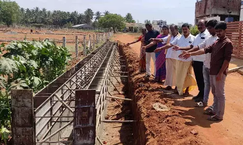 பல்லடம் அருகே நீர் ஆதார குட்டையில் கழிவுநீர் - பொதுமக்கள் எதிர்ப்பு