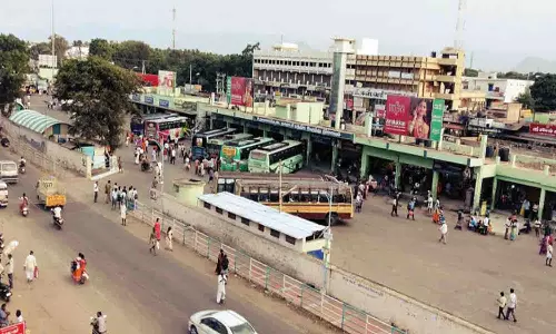 உடுமலை பஸ் நிலையத்தில் பயணிகள் நடைபாதை ஆக்கிரமிப்பை அகற்ற கோரிக்கை