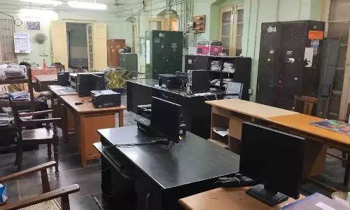 திருப்பூர் தாலுகா அலுவலகங்களில் வருவாய்த்துறை ஊழியர்கள் தற்காலிக விடுப்பு எடுத்து போராட்டம்