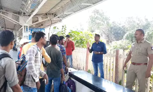 இந்தி மொழியில் பேசி வடமாநில தொழிலாளர்களுக்கு விழிப்புணர்வு