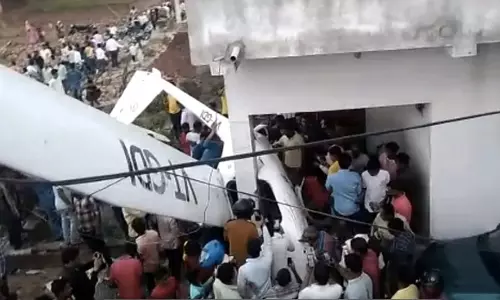 புறப்பட்ட சில நிமிடங்களில் வீட்டினுள் புகுந்த கிளைடர்- ஆபத்தான நிலையில் விமானி