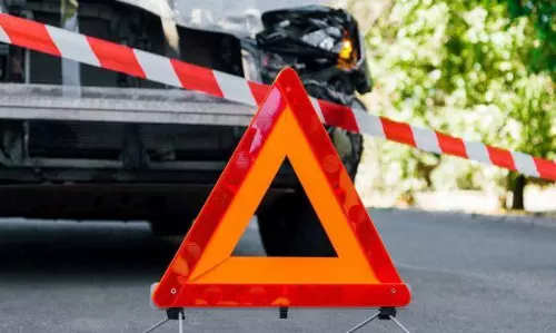 சாலை ஓரம் நிறுத்தப்பட்டிருந்த லாரி மீது மினி லாரி மோதி விபத்து- இருவர் பலி