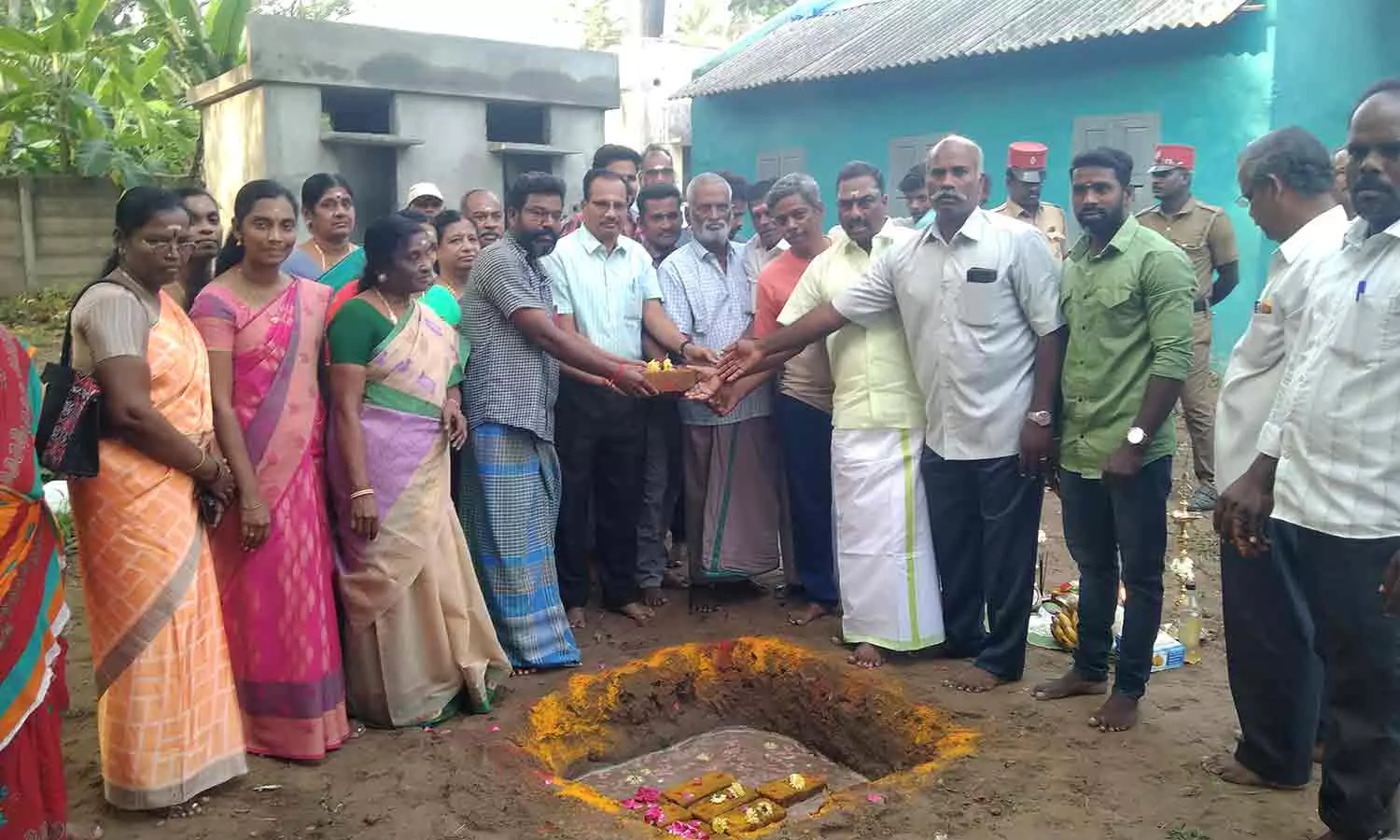 அரசு பள்ளியில் மதில்சுவர் அமைக்கும் பணி-அங்காளன் எம்.எல்.ஏ. தொடங்கி வைத்தார் அரசு பள்ளியில் மதில்சுவர் அமைக்கும் பணி-அங்காளன் எம்.எல்.ஏ. தொடங்கி வைத்தார்