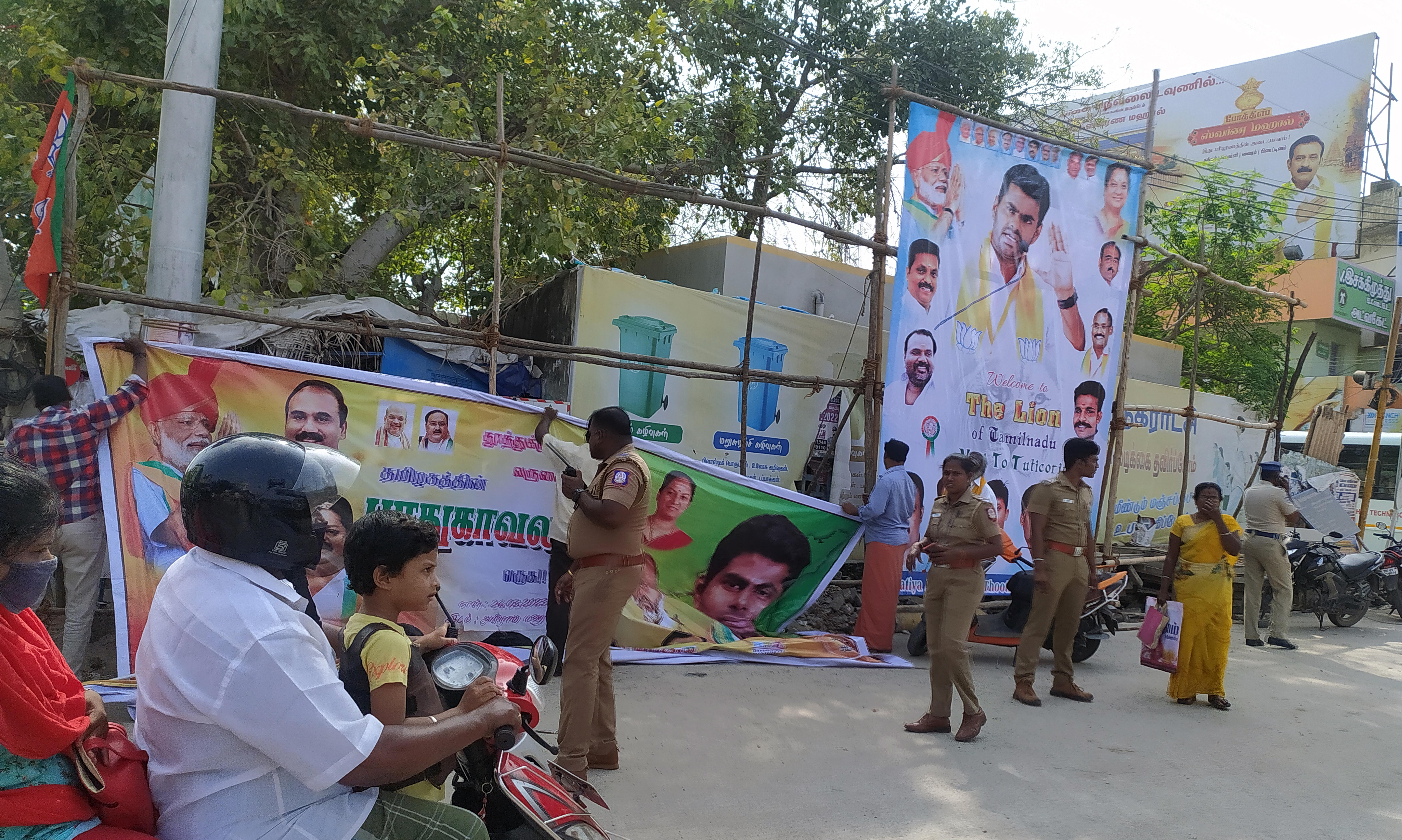 அண்ணாமலையை வரவேற்று வைக்கப்பட்ட பேனர்கள் அகற்றம்- மாநகராட்சி அதிகாரிகளுடன், பா.ஜ.க.வினர் வாக்குவாதம்