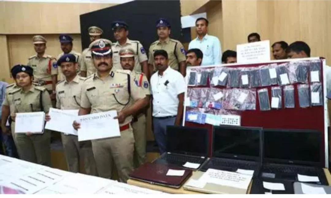 ராணுவ அதிகாரிகள் உள்பட 16.8 கோடி பேரின் தகவல்கள் திருட்டு- சைபர் கிரைம் கும்பலுக்கு விற்பனை செய்த 7 பேர் கைது ராணுவ அதிகாரிகள் உள்பட 16.8 கோடி பேரின் தகவல்கள் திருட்டு- சைபர் கிரைம் கும்பலுக்கு விற்பனை செய்த 7 பேர் கைது