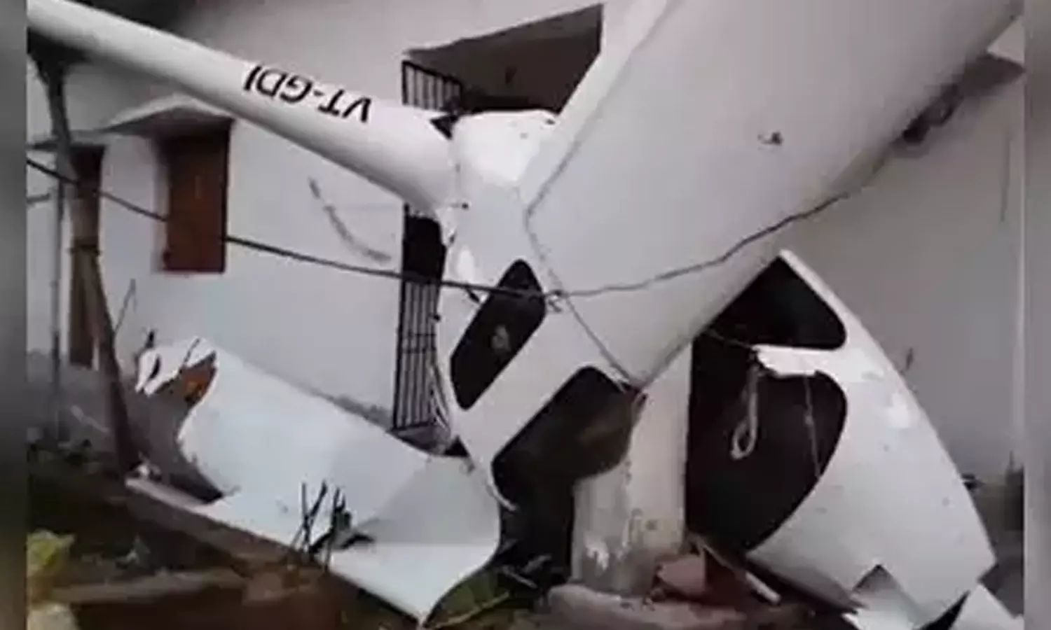 வீட்டின் மீது மோதிய கிளைடர் விமானம்: விமானி-பயணி காயம் வீட்டின் மீது மோதிய கிளைடர் விமானம்: விமானி-பயணி காயம்