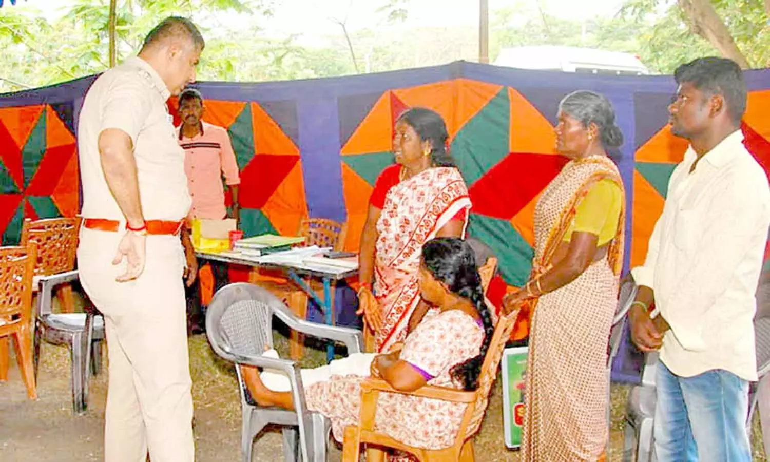 திருவாரூரில் நடந்த பெட்டிசன் மேளாவில் பெண்ணிடம் எழுந்து சென்று குறைகளை கேட்ட எஸ்.பி.