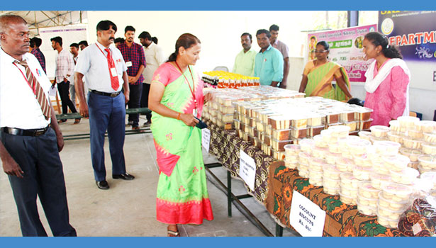 மாணவர்கள் தயாரித்த பொருட்கள் விற்பனை
