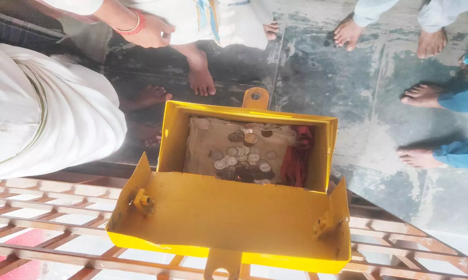 கோவில் உண்டியலை உடைத்து திருட்டு கோவில் உண்டியலை உடைத்து திருட்டு