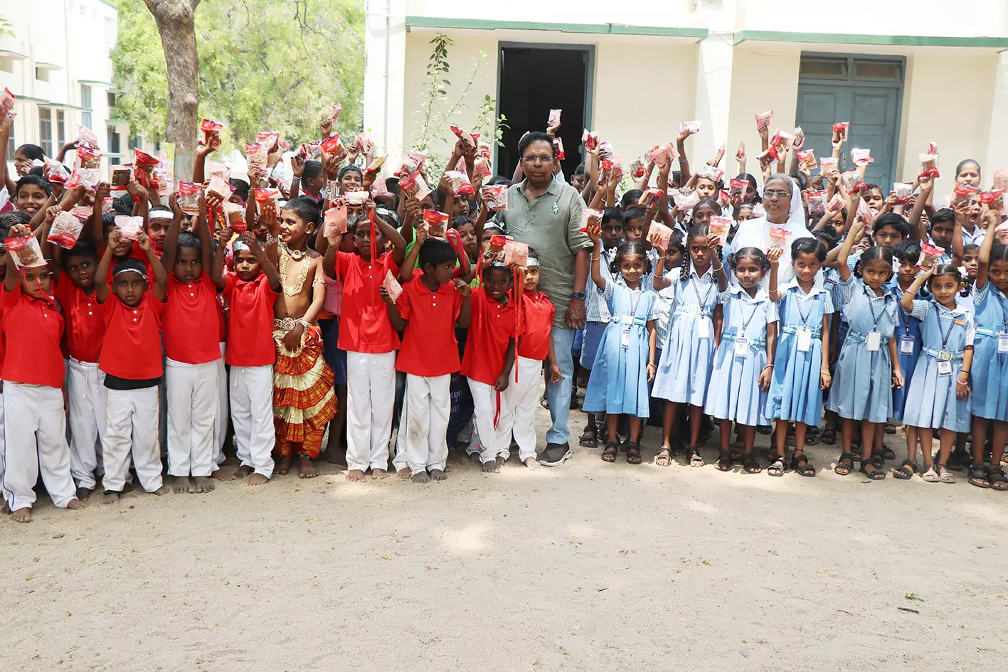 9923 பள்ளி மாணவர்களுக்கு ரூ.4.43 லட்சம் மதிப்பிலான இனிப்புகள் வழங்கல் 9923 பள்ளி மாணவர்களுக்கு ரூ.4.43 லட்சம் மதிப்பிலான இனிப்புகள் வழங்கல்