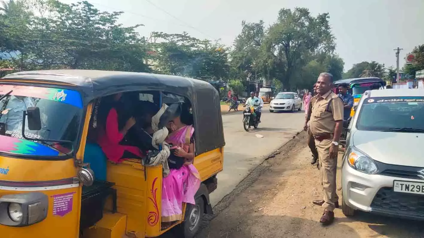 பாலக்கோட்டில் அதிக பயணிகளை ஏற்றிய 5 ஆட்டோக்கள் பறிமுதல்
