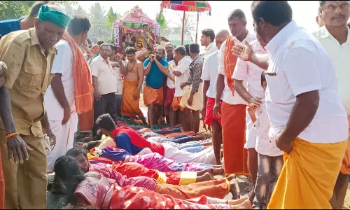 பண்ணாரி மாரியம்மன் வீதி உலா:சப்பரத்தின் முன்பு படுத்து பக்தர்கள் நேர்த்திக்கடன்