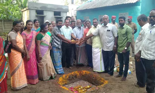 அரசு பள்ளியில் மதில்சுவர் அமைக்கும் பணி-அங்காளன் எம்.எல்.ஏ. தொடங்கி வைத்தார்