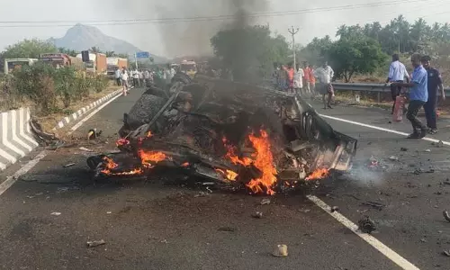 வேடசந்தூர் அருகே நடுரோட்டில் தீப்பிடித்து எரிந்த கார்- 4 பேர் காயங்களுடன் அனுமதி