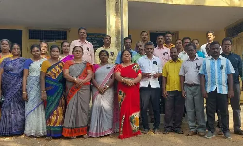 கருப்பு பேட்ஜ் அணிந்து பணியாற்றிய ஆசிரியர்கள்