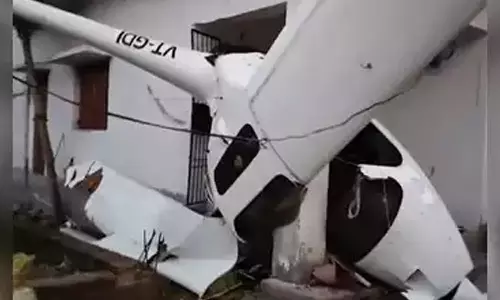 வீட்டின் மீது மோதிய கிளைடர் விமானம்: விமானி-பயணி காயம்