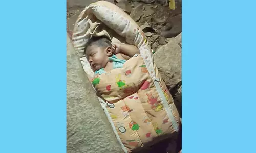 ரோட்டோரம் கிடந்த  2 மாத பெண் குழந்தை