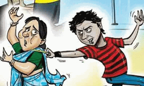 பெண்ணை தாக்கி 7 பவுன் நகை பறிப்பு