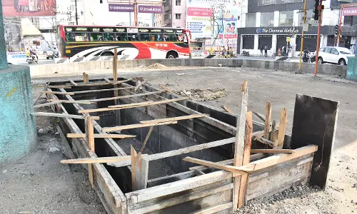 புதிய ரவுண்டானா அமைக்கும் பணிகள் தீவிரம்