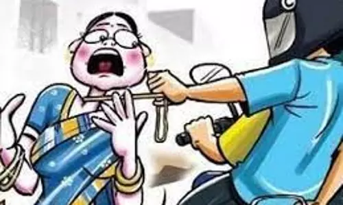 ராணுவ வீரர் மனைவியை மிரட்டி நகை பறித்த கொள்ளையர்களுக்கு வலை