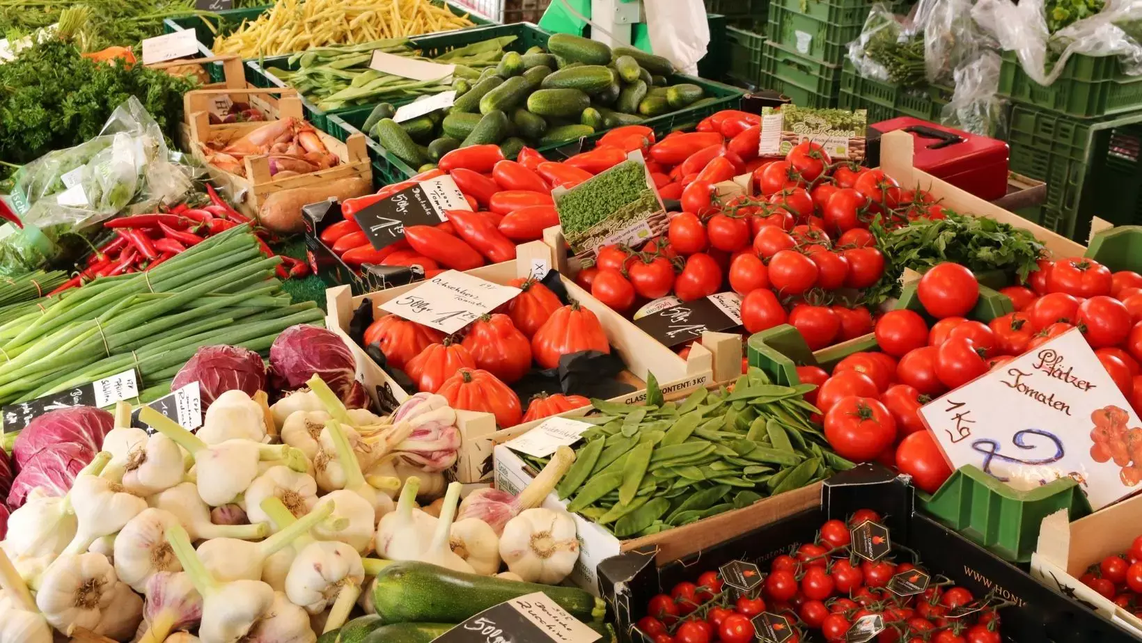 பரமத்திவேலூர் வேளாண்மை சந்தையில் அதிகாரிகள் அலட்சியம்