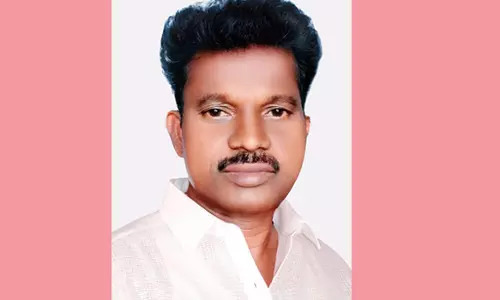 தமிழ்நாடு ஆசிரியர் முன்னேற்ற சங்கத்தினர் கருப்பு பேட்ஜ் அணிந்து போராட்டம்