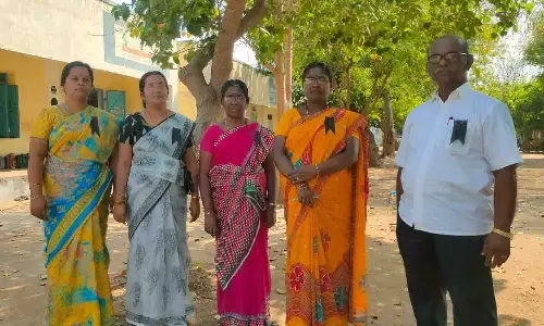 வெள்ளகோவிலில் ஆசிரியர்கள் கருப்பு பேட்ஜ் அணிந்து போராட்டம்