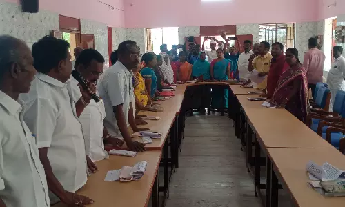 பெரியகுளம் நகராட்சியில் வெளிநடப்பு செய்த ஆணையாளரை கண்டித்து கவுன்சிலர்கள் உள்ளிருப்பு போராட்டம்