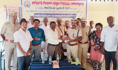 புத்தகங்கள் வழங்கும் நிகழ்ச்சி