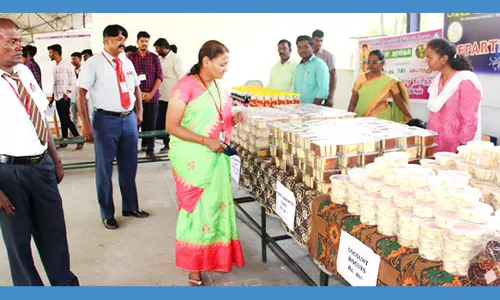 மாணவர்கள் தயாரித்த பொருட்கள் விற்பனை