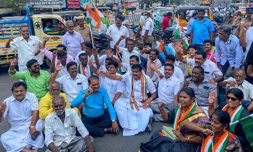 மதுரை, திருமங்கலத்தில் காங்கிரசார் திடீர் மறியல்