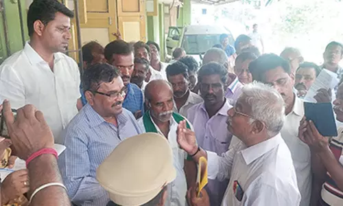 திருவள்ளூர் மாவட்டத்தில் 6 வழிச்சாலைக்கு கூடுதலாக நிலம் எடுக்க விவசாயிகள் எதிர்ப்பு- வருவாய் அலுவலர் அலுவலகம் முற்றுகை