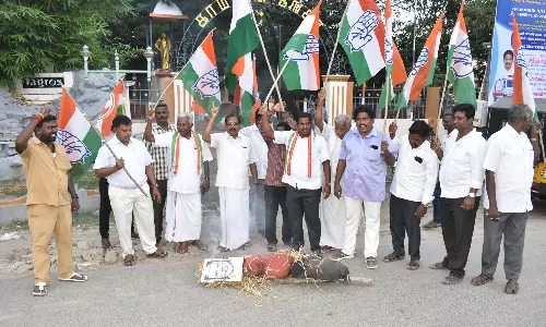மோடி உருவபொம்மை எரித்த காங்கிரசார் 12 பேர் மீது வழக்கு