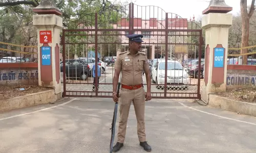 கோவை கோர்ட்டு வளாகத்தில் பலத்த போலீஸ் பாதுகாப்பு