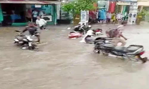 ரோட்டில் வாகனங்களை மூழ்கடித்து சென்ற வெள்ளம்