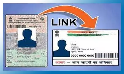 வீடு வீடாக சென்று வாக்காளர் அட்டையுடன் ஆதார் எண் இணைக்கும் பணி