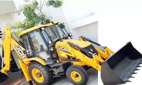ஜே.சி.பி. வாகனம் எரிந்து சேதம்