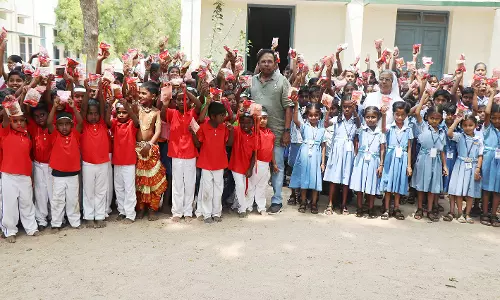 9923 பள்ளி மாணவர்களுக்கு ரூ.4.43 லட்சம் மதிப்பிலான இனிப்புகள் வழங்கல்