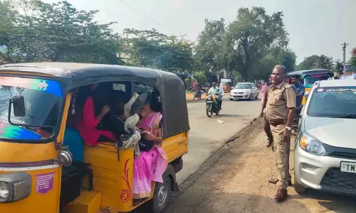 பாலக்கோட்டில் அதிக பயணிகளை ஏற்றிய 5 ஆட்டோக்கள் பறிமுதல்