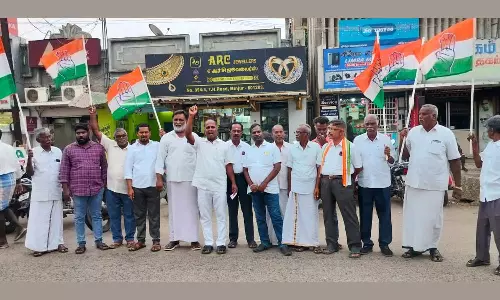 மீஞ்சூர், பொன்னேரியில் தமிழ்நாடு காங்கிரஸ் கமிட்டி சார்பில் ஆர்ப்பாட்டம்